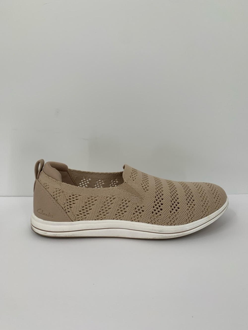 Clarks Cloudsteppers Breezey Izzy slip-on sneaker woven knit sand tan 8.5 WIDE